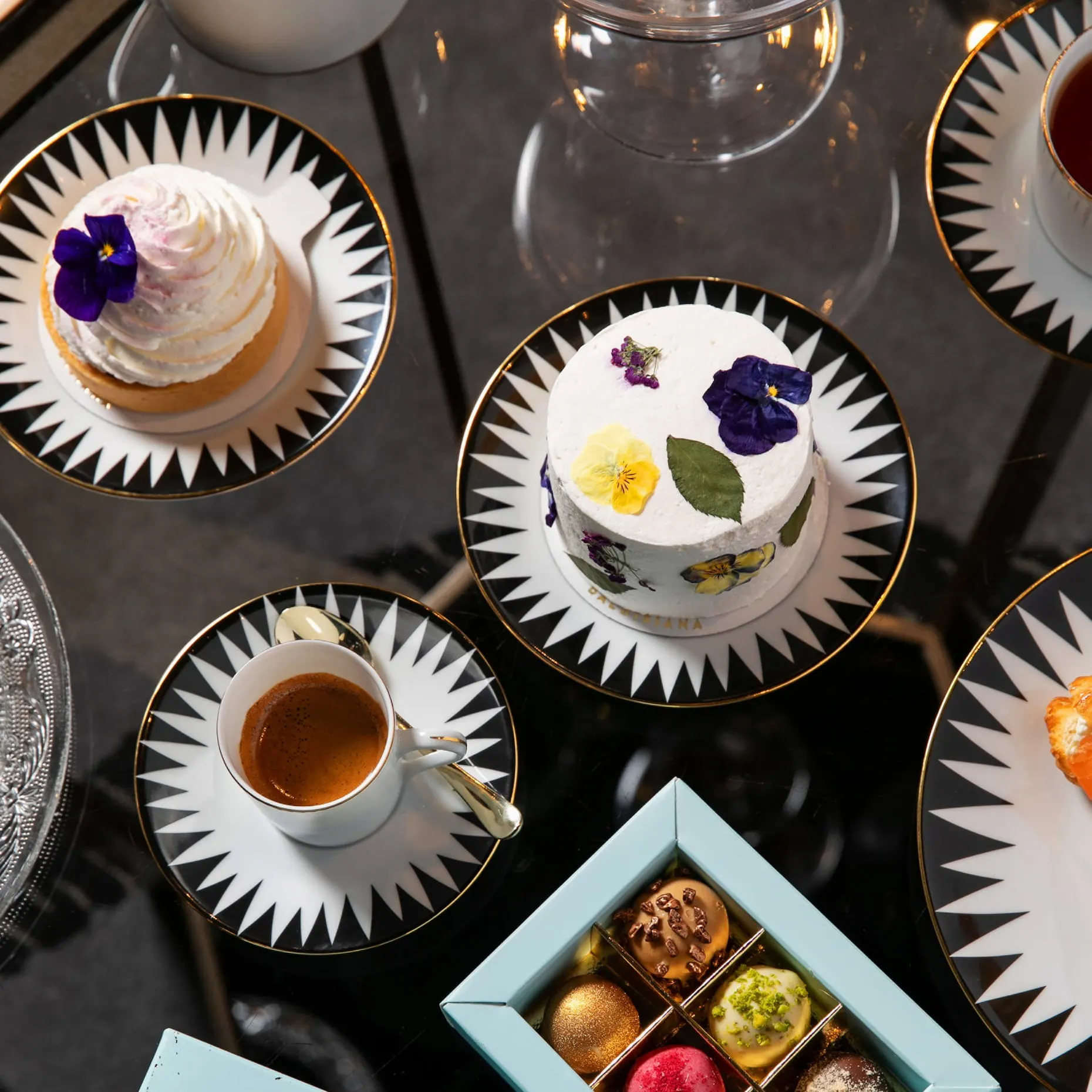 Exquisita selección de postres y chocolates de El Patio en el Hotel Four Seasons, una combinación perfecta de elegancia y sabor.