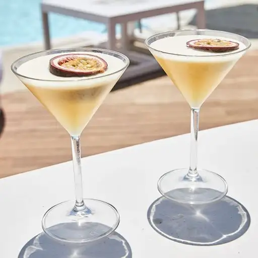 Opium Beach Club Marbella presenta cócteles refinados junto a la piscina en un ambiente moderno y luminoso, ideal para días soleados y relajación.