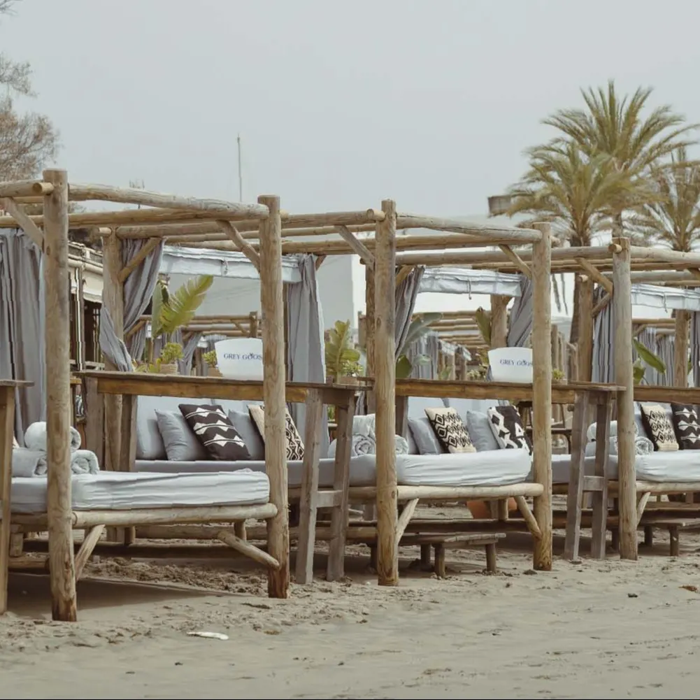 Camas balinesas en La Plage Casanis, frente a la playa, con diseño rústico y un ambiente relajado para disfrutar del mar.