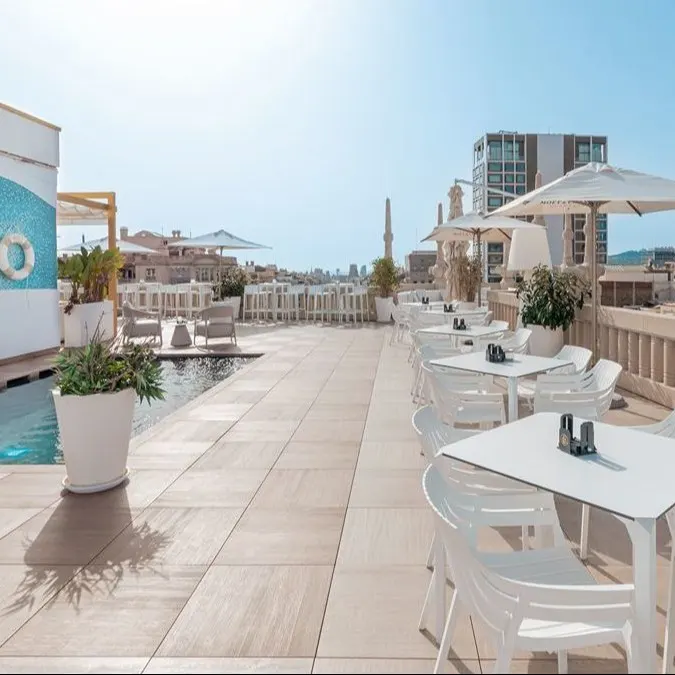 Una terraza en las alturas del Paseo de Gracia con piscina, cócteles premium y vistas al Tibidabo y la costa. Un rooftop elegante para tardes únicas en Barcelona.