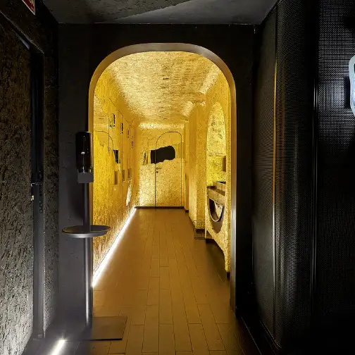 LEÑA destaca por su entrada iluminada, creando un ambiente exclusivo y moderno que cautiva al instante.