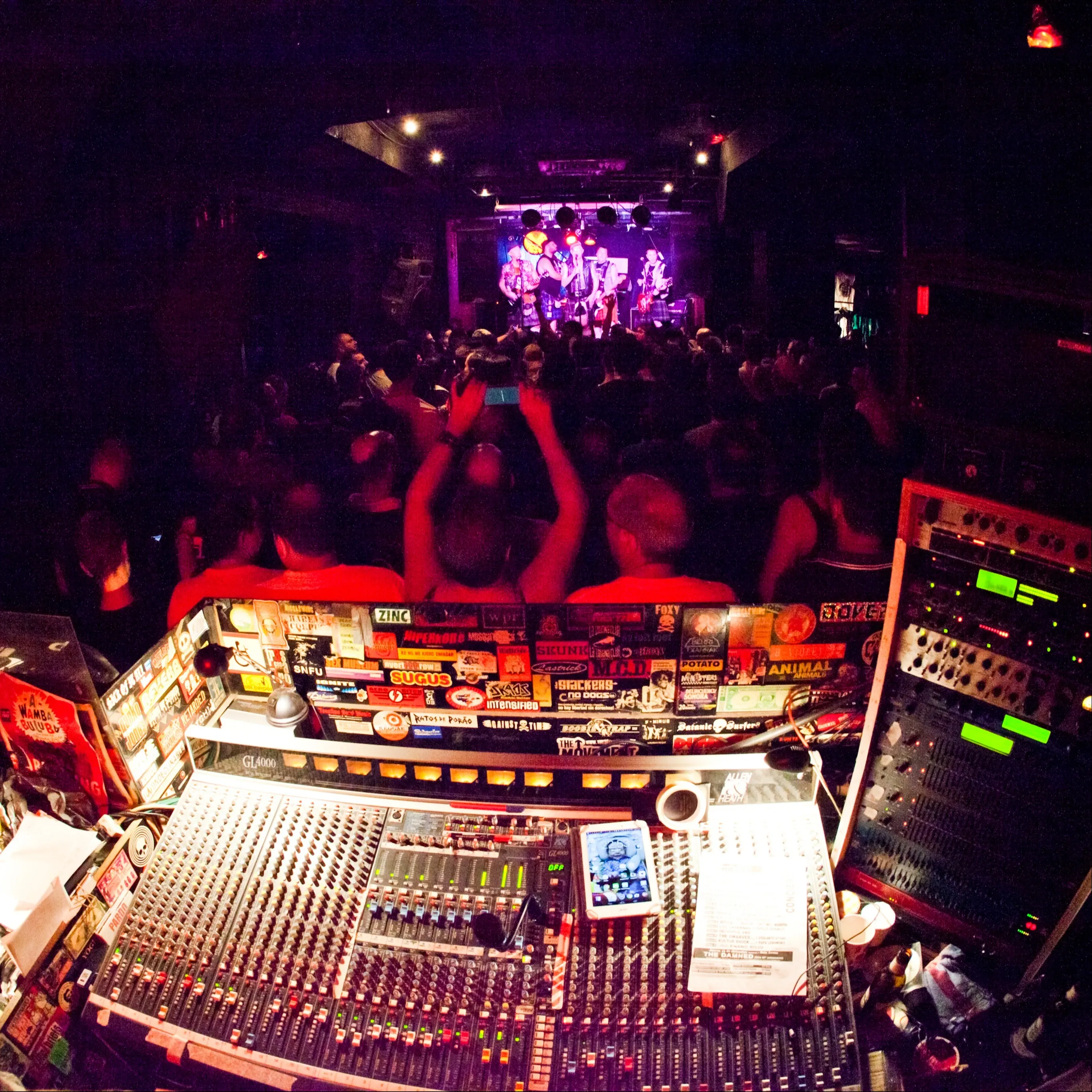 Gruta 77 es un templo del rock, punk y ska con conciertos en vivo, una atmósfera underground y noches inolvidables para los amantes de la música.