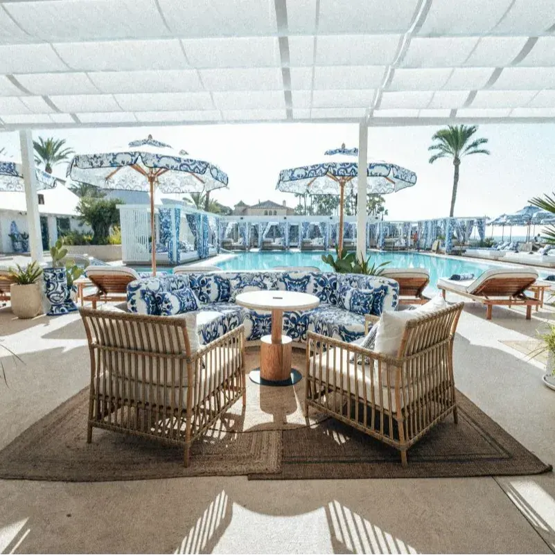 Zona lounge de La Cabane Marbella Beach Club, con vistas a la piscina, decoración elegante y un ambiente relajado frente al mar.