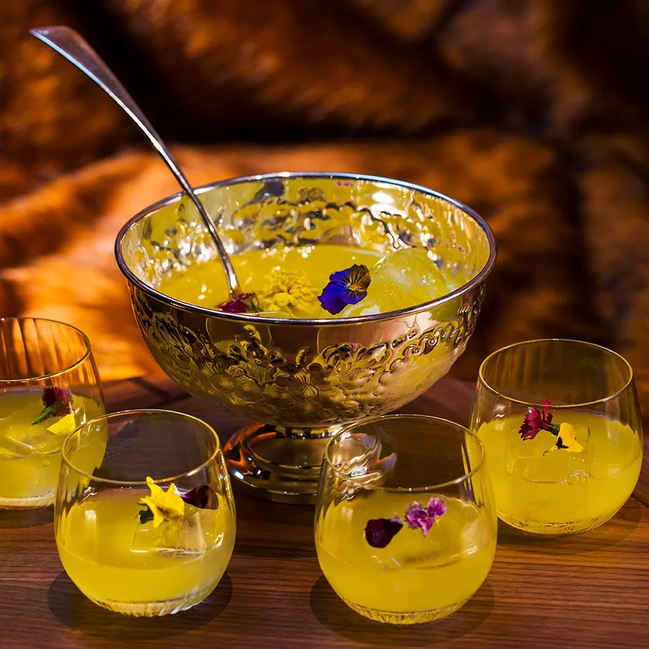 Punch Room ofrece su exclusiva ponchera con cócteles aromáticos y flores comestibles, una experiencia compartida con un toque sofisticado.