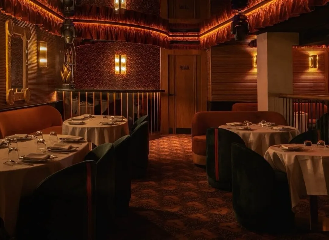 En Giselle Dinner Club, el ambiente elegante y exclusivo crea una atmósfera sofisticada para disfrutar de una experiencia culinaria única.