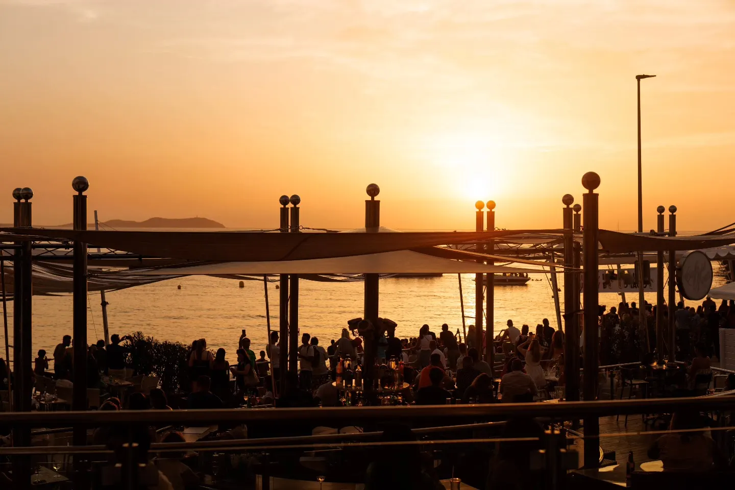 En Café del Mar, disfruta de la puesta de sol sobre el mar, acompañado de buena compañía y un ambiente relajado frente al horizonte de Ibiza.