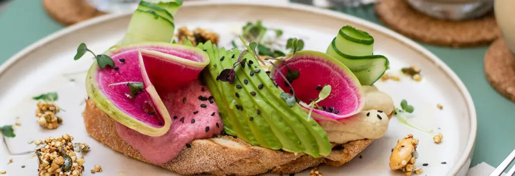 Tostada de aguacate con detalles decorativos
