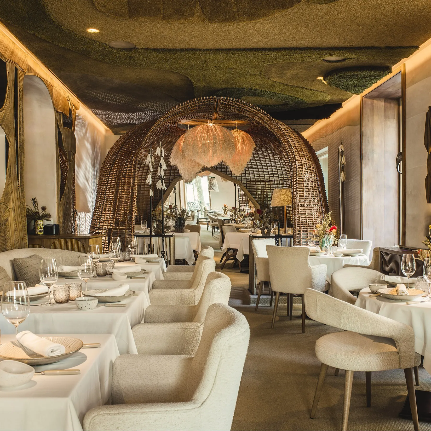 Interior de Aarde, restaurante con decoración cálida y natural, mesas elegantes y detalles de diseño único en Madrid.