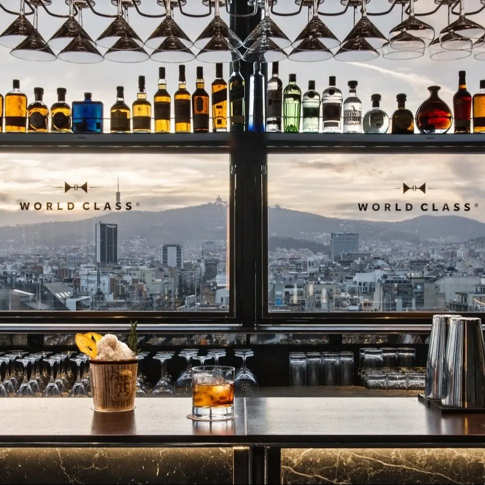 Bar con botellas y copas colgantes, fondo panorámico de ciudad con montañas; ventanas con texto WORLD CLASS en ambiente moderno y luminoso.