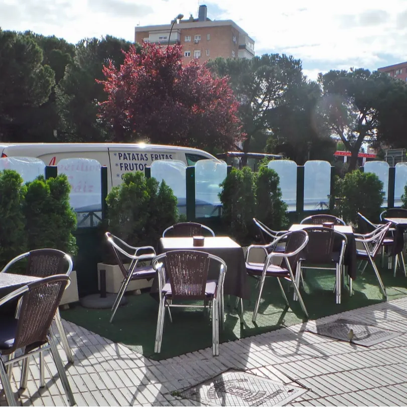 Soccer Bar ofrece una terraza casual al aire libre, ideal para disfrutar de bebidas y tapas mientras se respira un ambiente relajado y deportivo.