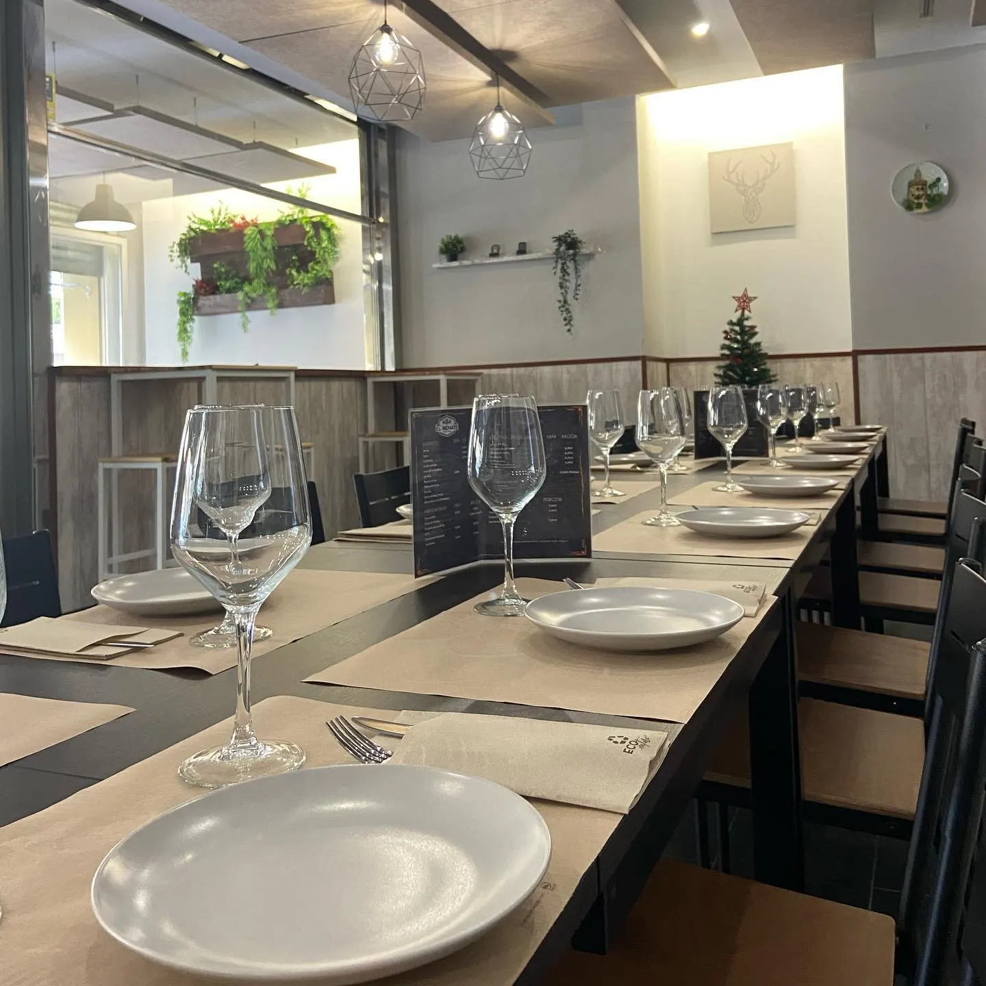El Remate Bar y Tapas ofrece un espacio moderno con mesas preparadas para disfrutar de una comida en un ambiente acogedor y luminoso.