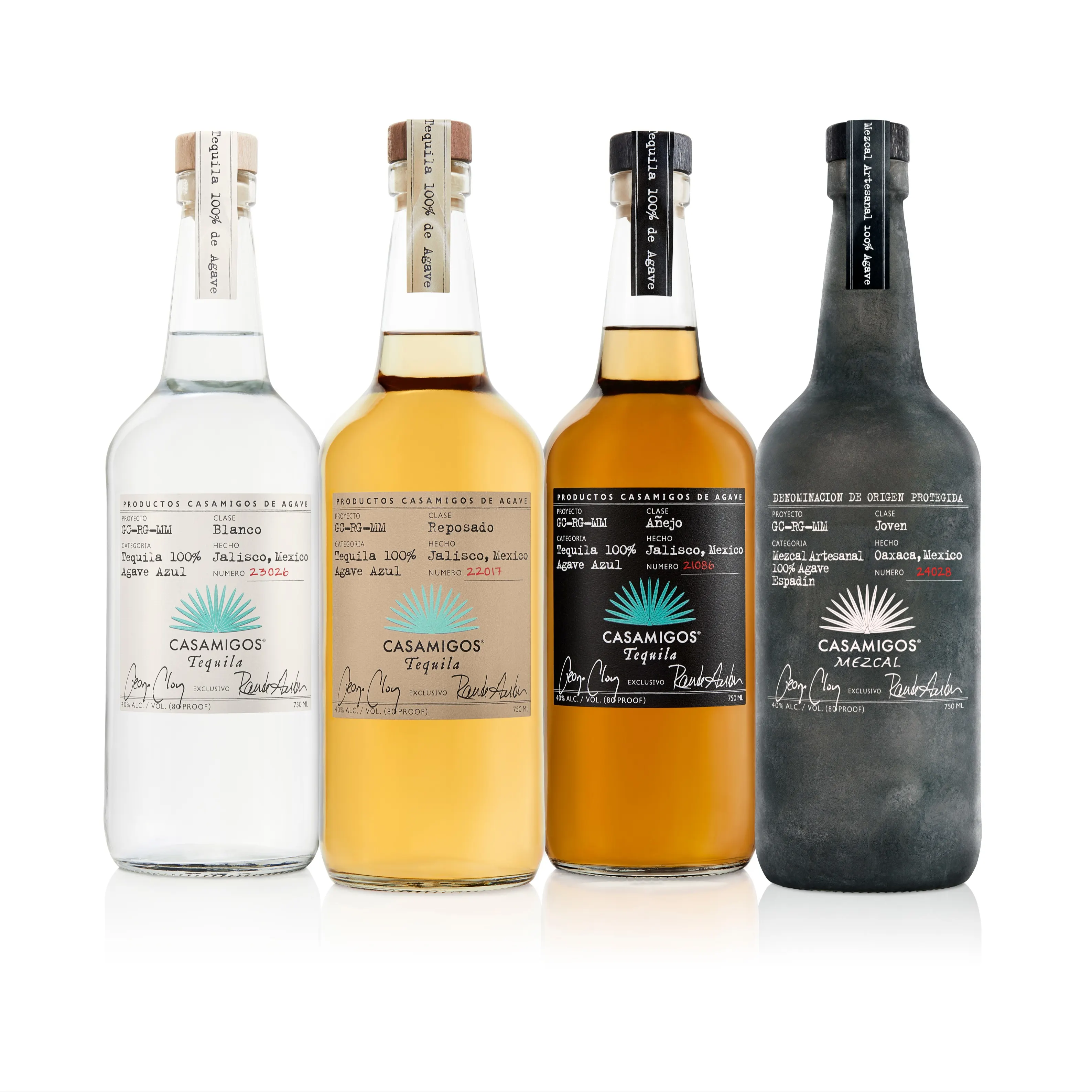 Colección de botellas de Casamigos: Blanco, Reposado, Añejo y Mezcal, alineadas.