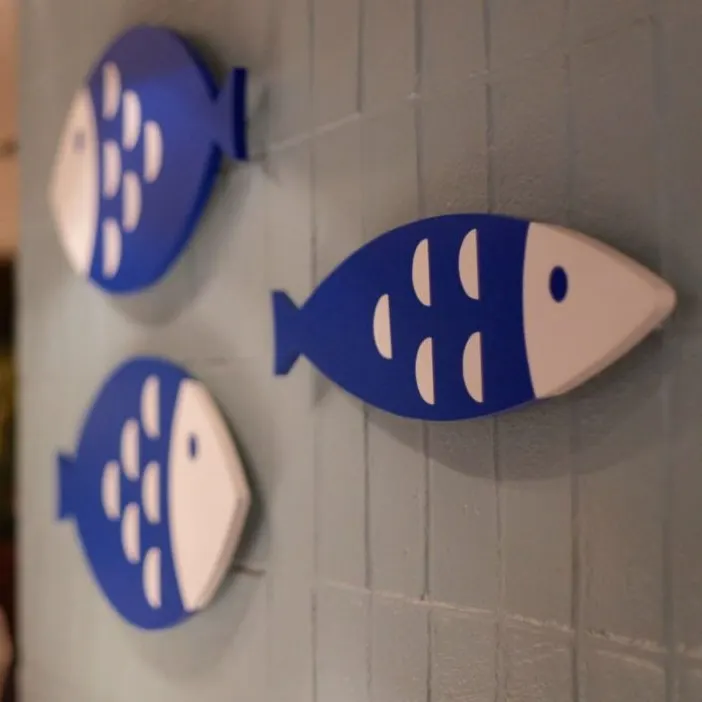 El Barril de Orense destaca con su decoración náutica, incluyendo detalles de peces azules en sus paredes, evocando frescura y estilo marinero.