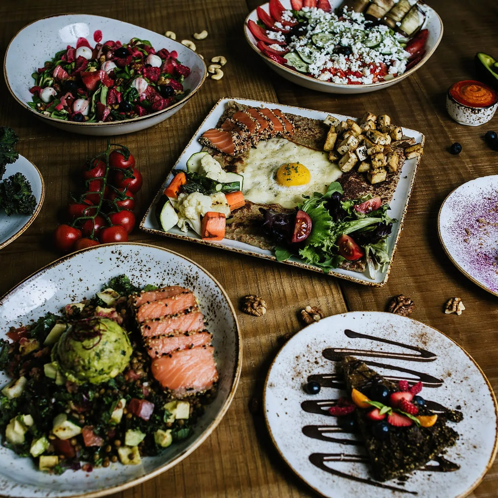 Mesa de Byoko con platos variados de comida saludable, ideal para quienes buscan una experiencia gastronómica equilibrada y colorida.