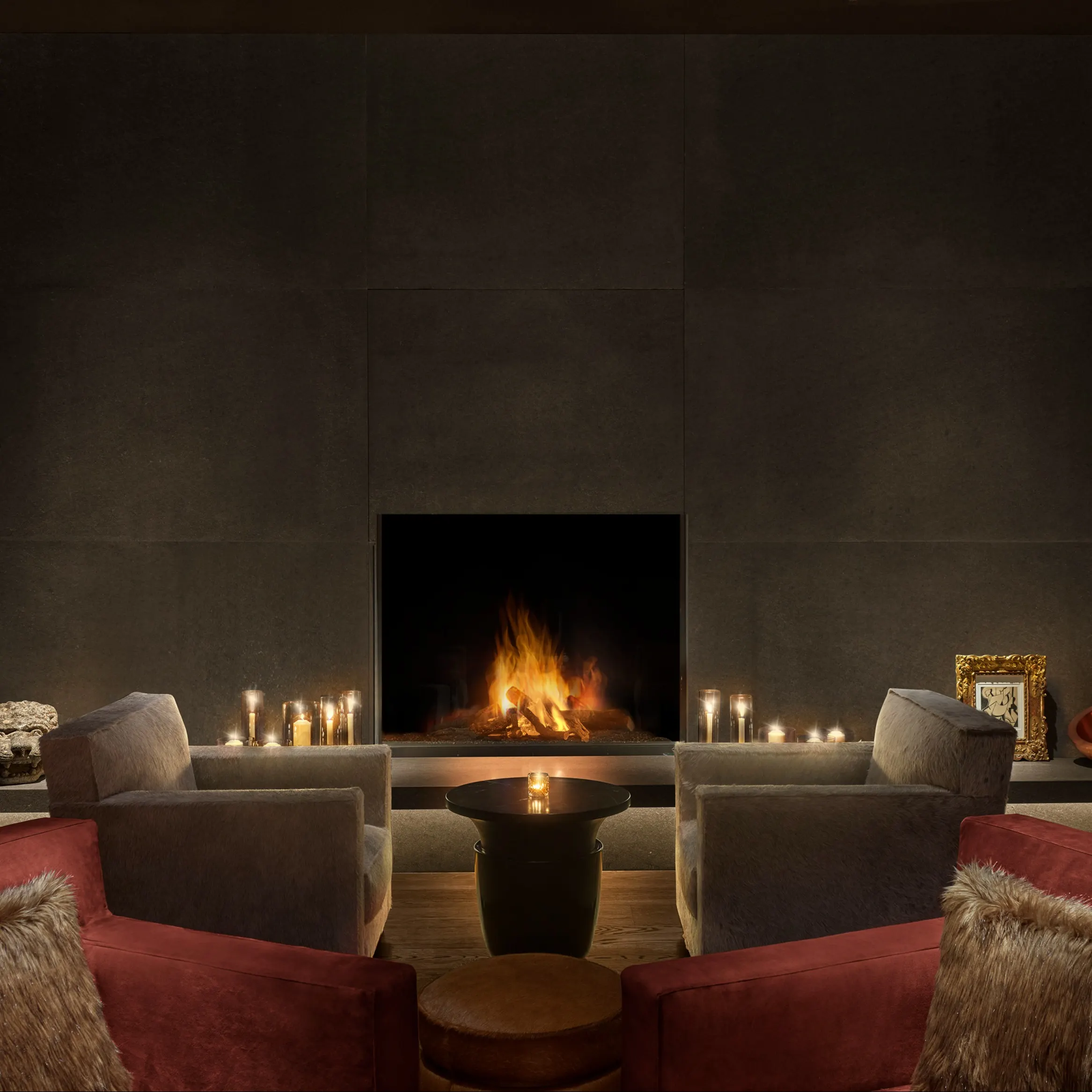 El ambiente acogedor de Punch Room en The Madrid Edition invita a relajarse junto a la chimenea, disfrutando de cócteles y una atmósfera sofisticada.