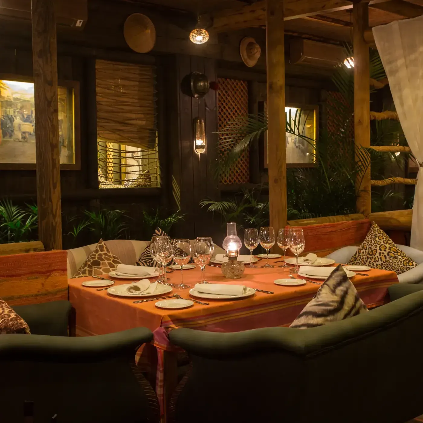 Interior de Trocadero Sotogrande, con decoración africana, tonos cálidos y detalles exóticos que crean un ambiente íntimo y sofisticado.