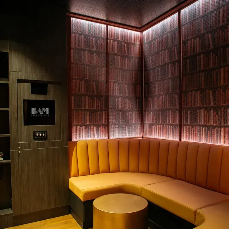 BAM Karaoke Recoletos presenta salas privadas con un diseño elegante y moderno, ideal para disfrutar de una experiencia única de karaoke en Madrid.