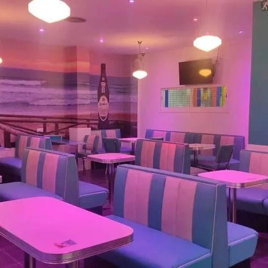 El Palmar Montequinto destaca con su ambiente fresco y colores vibrantes. Un lugar ideal para compartir momentos en cómodos asientos estilo retro.