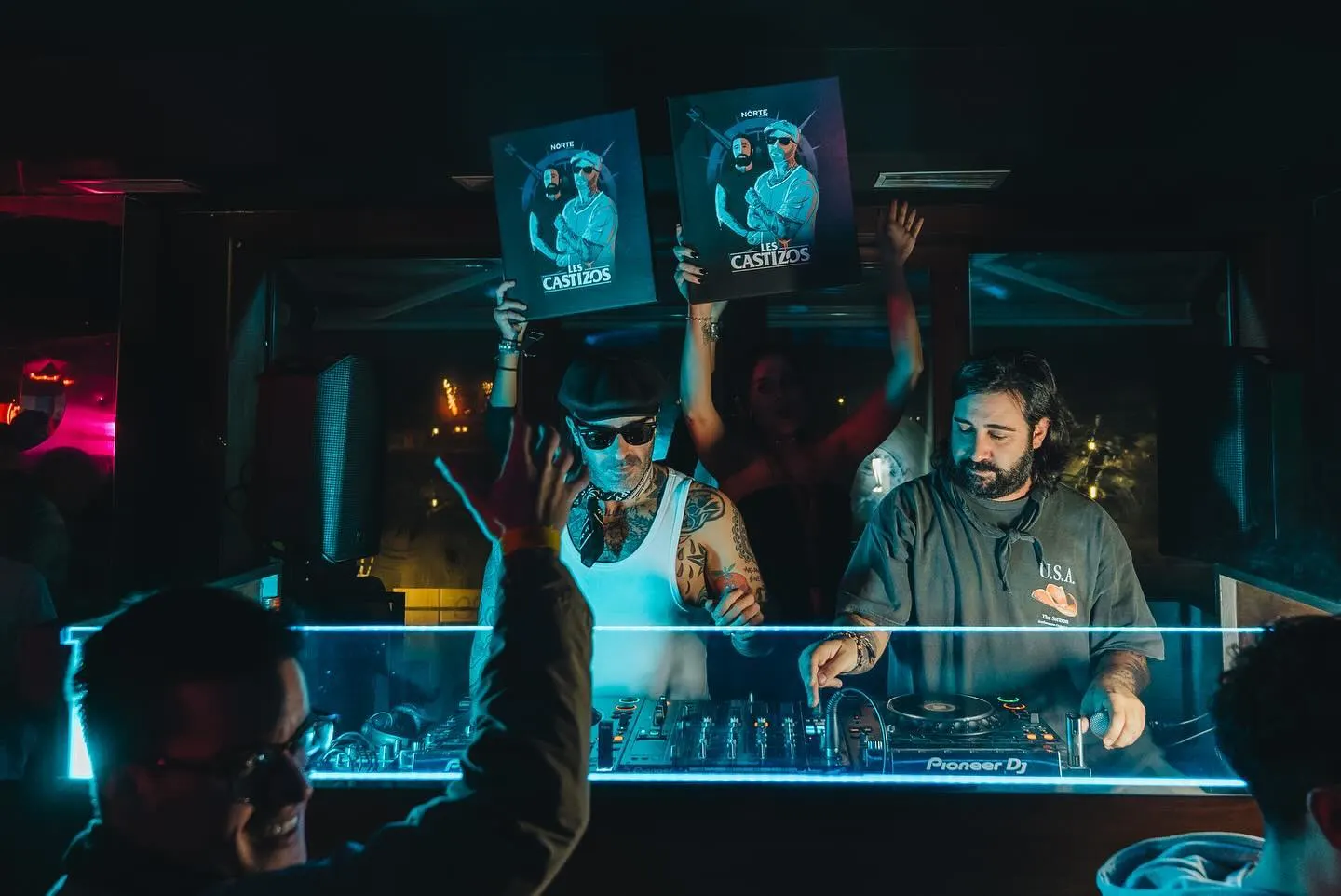 Norte by Harbour con DJs, beats envolventes y una cabina vibrante donde la música y el ambiente son los verdaderos protagonistas.