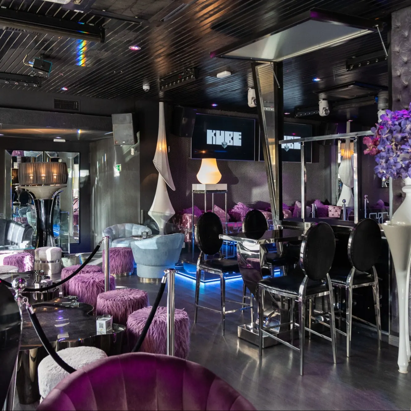 KUBE impresiona con su diseño moderno y elegante, tonos púrpuras y detalles lujosos, creando un ambiente exclusivo ideal para disfrutar de la noche.