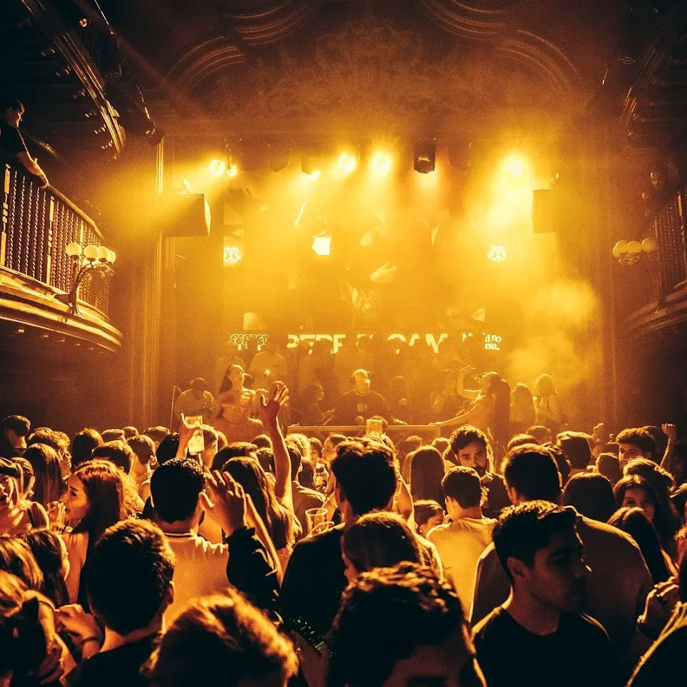 Teatro Magno fusiona historia y fiesta con un ambiente vibrante y luces doradas que transforman el espacio en un escenario inolvidable.