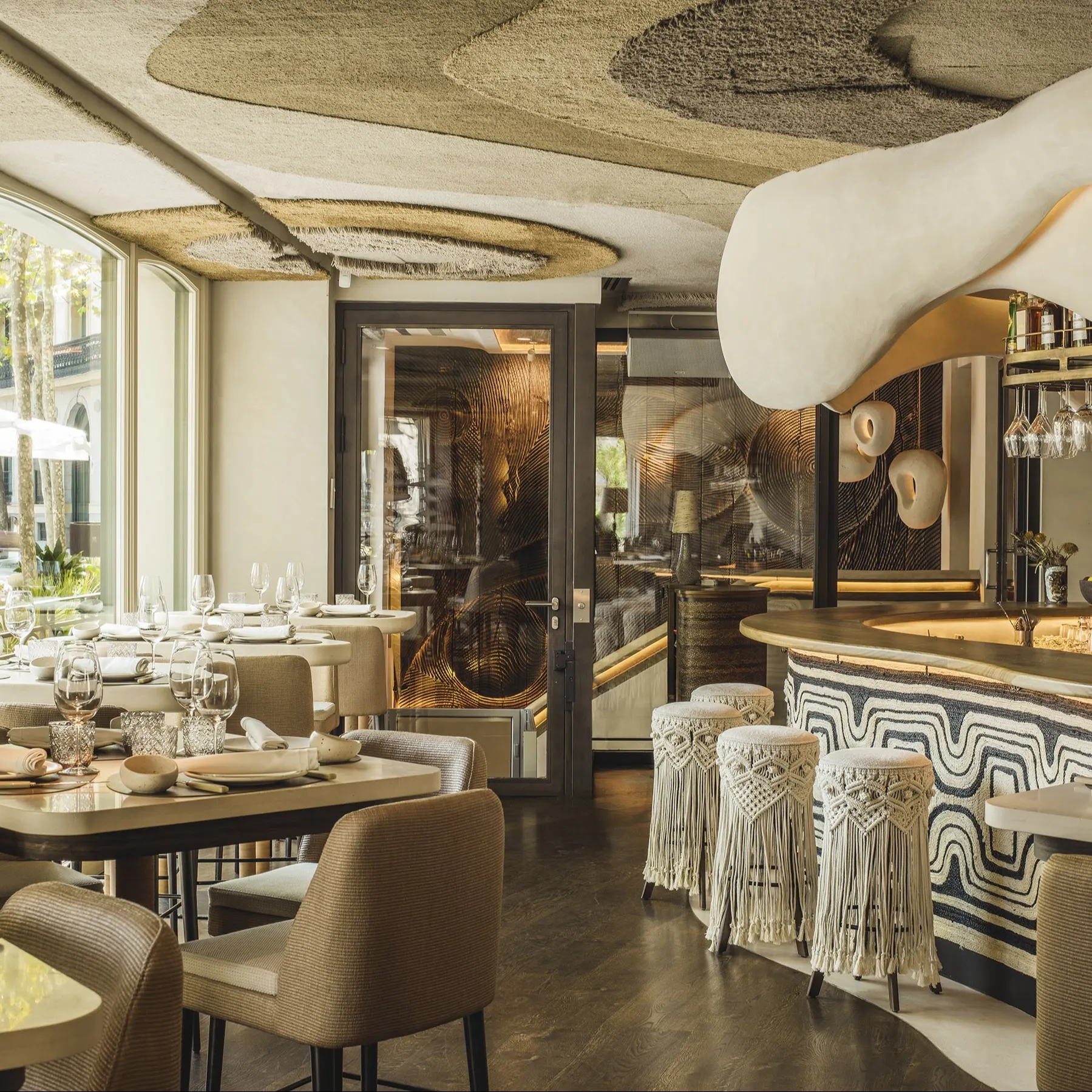 Aarde ofrece un ambiente elegante y orgánico, con mesas modernas y un bar decorado artesanalmente para una experiencia única.