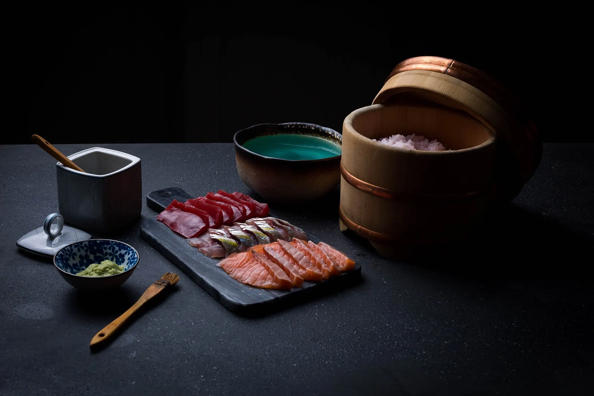 Kappo presenta su sushi con elegancia japonesa: cortes perfectos, vajilla artesanal y una puesta en escena minimalista.