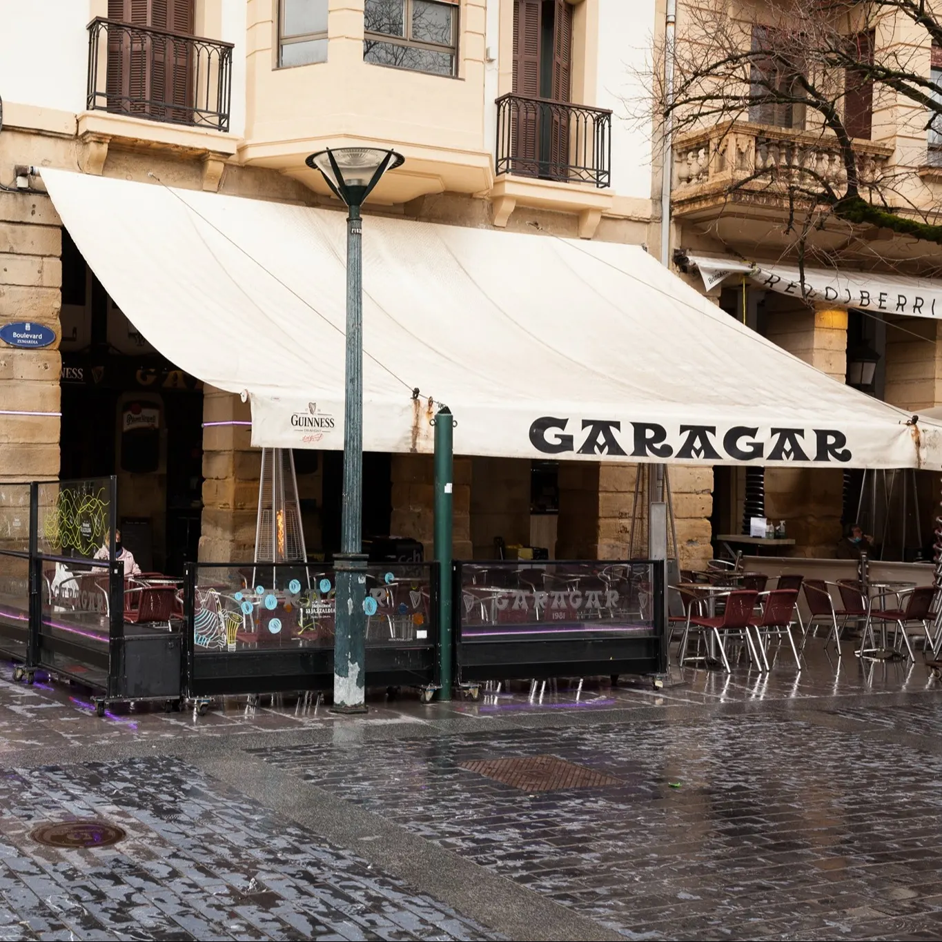 Garagar: Bar con encanto en pleno corazón de la ciudad, destacado por su terraza cubierta y su estilo clásico. Ideal para una pausa en el bullicio urbano, con opciones refrescantes en un ambiente acogedor y casual.