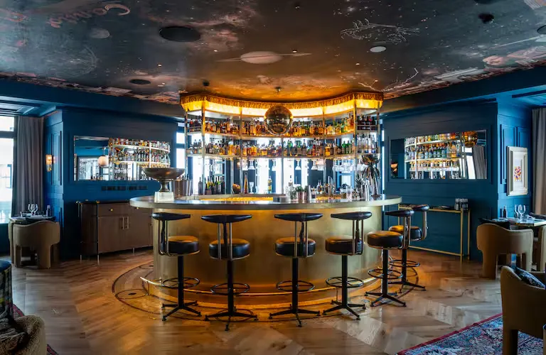 El restaurante del Hotel Montera combina diseño contemporáneo, luz natural y plantas que crean un espacio acogedor para disfrutar comidas y reuniones.