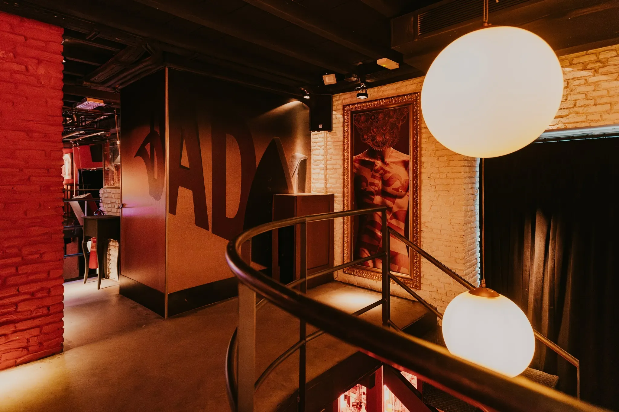 Cuadro en Dadá Bar con un diseño surrealista inspirado en el movimiento dadaísta, mostrando una figura con sombrero sobre un fondo de texto antiguo.