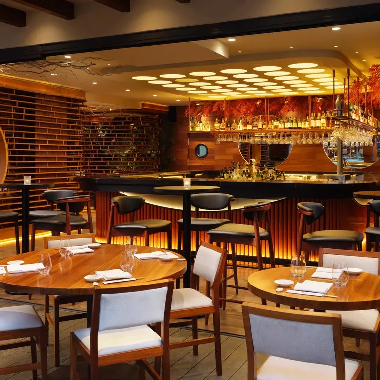 El elegante espacio de Nobu Marbella combina detalles sofisticados con una atmósfera acogedora, ideal para disfrutar de la alta cocina.