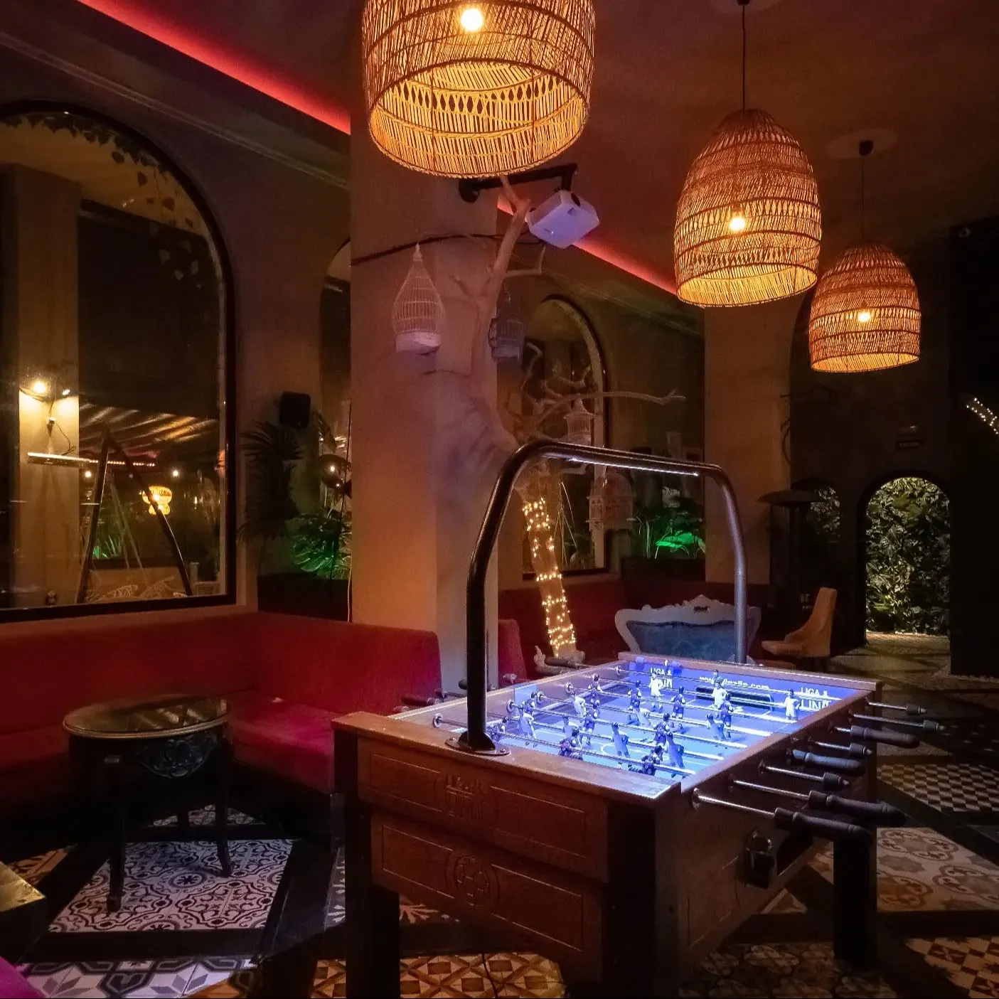 Bohra Shisha Cocktail, elegancia y diversión con un futbolín iluminado, cómodos asientos y un ambiente cálido para disfrutar de shishas y cócteles.