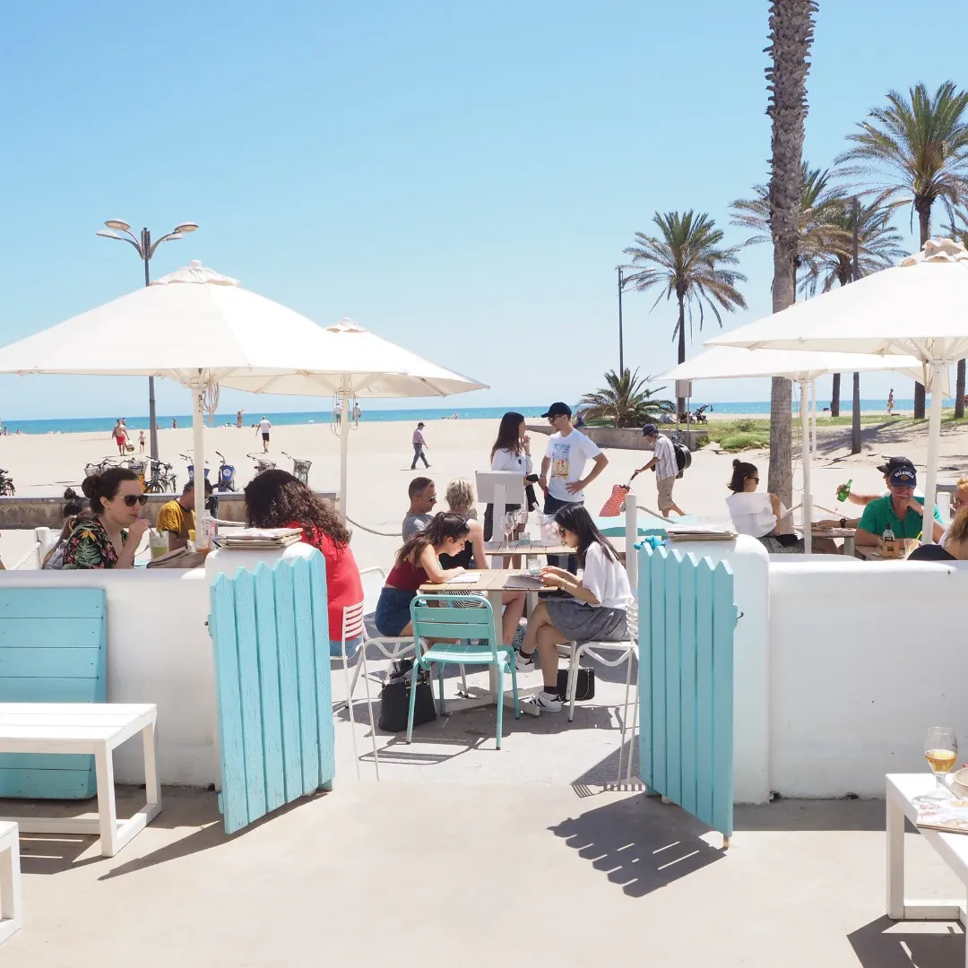 Brisa marina, sol brillante y una mesa con vistas. En La Más Bonita, cada desayuno sabe a verano eterno.