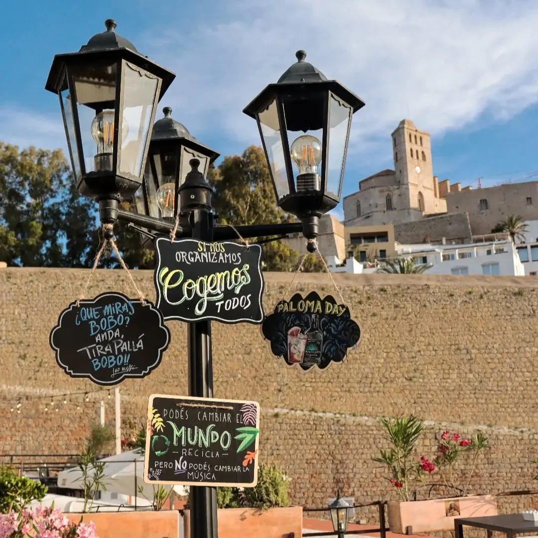Tira Palla mezcla humor, vistas a Dalt Vila y espíritu libre en una terraza con faroles, flores y mensajes que invitan a quedarse.