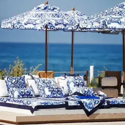 La Cabane Marbella Beach Club ofrece un ambiente relajado junto al mar, con camas confortables y sombrillas para disfrutar del sol y el mar.