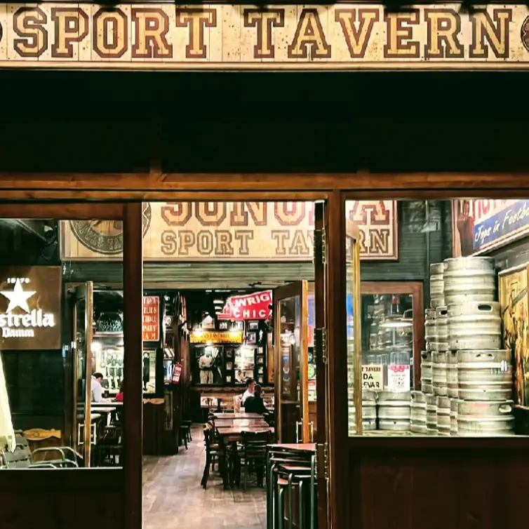 Sonora Sports Tavern es un bar deportivo con ambiente vintage, ideal para ver partidos, disfrutar de tapas y cervezas  en un espacio único.