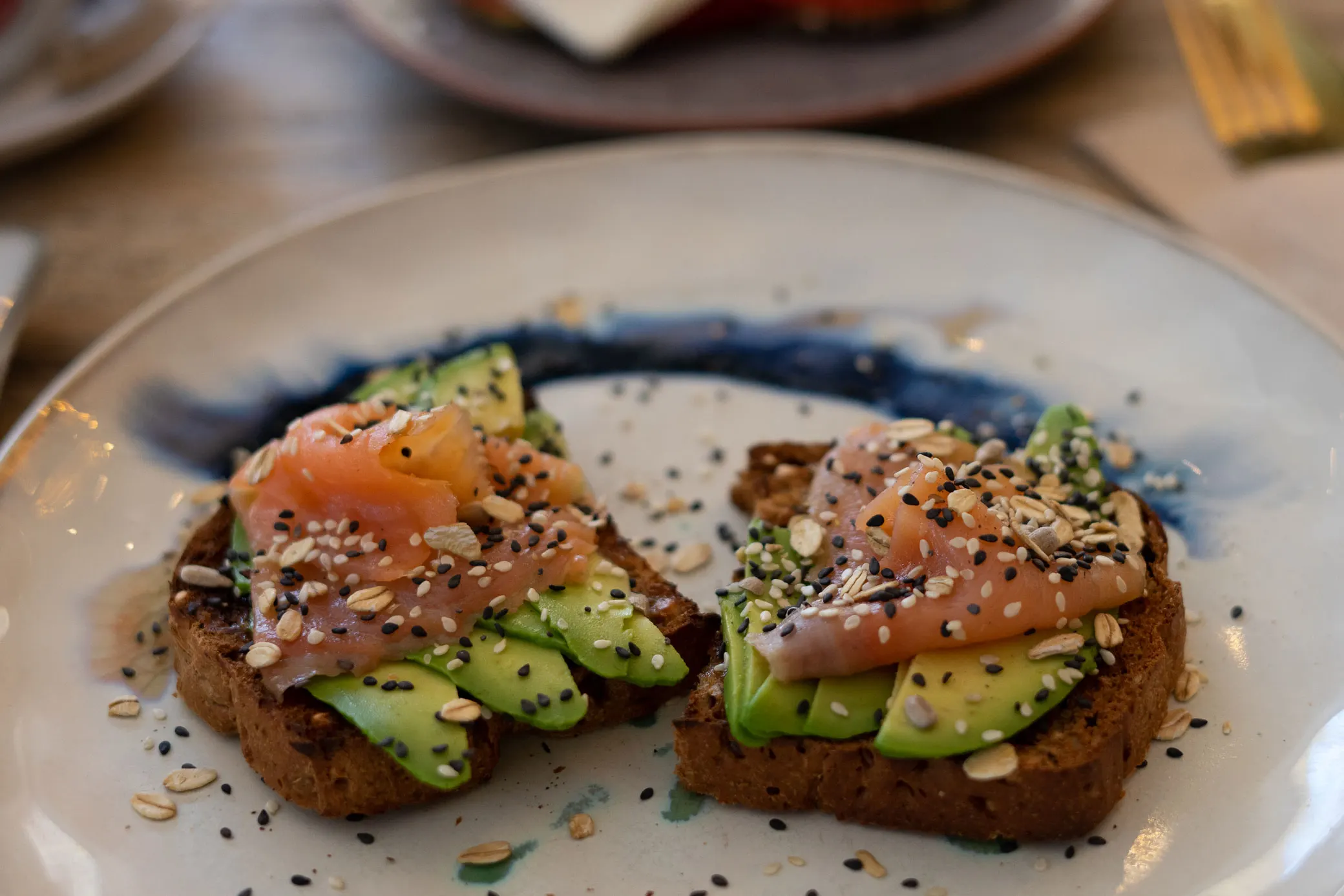 Tostadas de pan integral con aguacate, salmón ahumado y semillas en Julieta Coffee. Una opción sabrosa y colorida para empezar bien el día. "