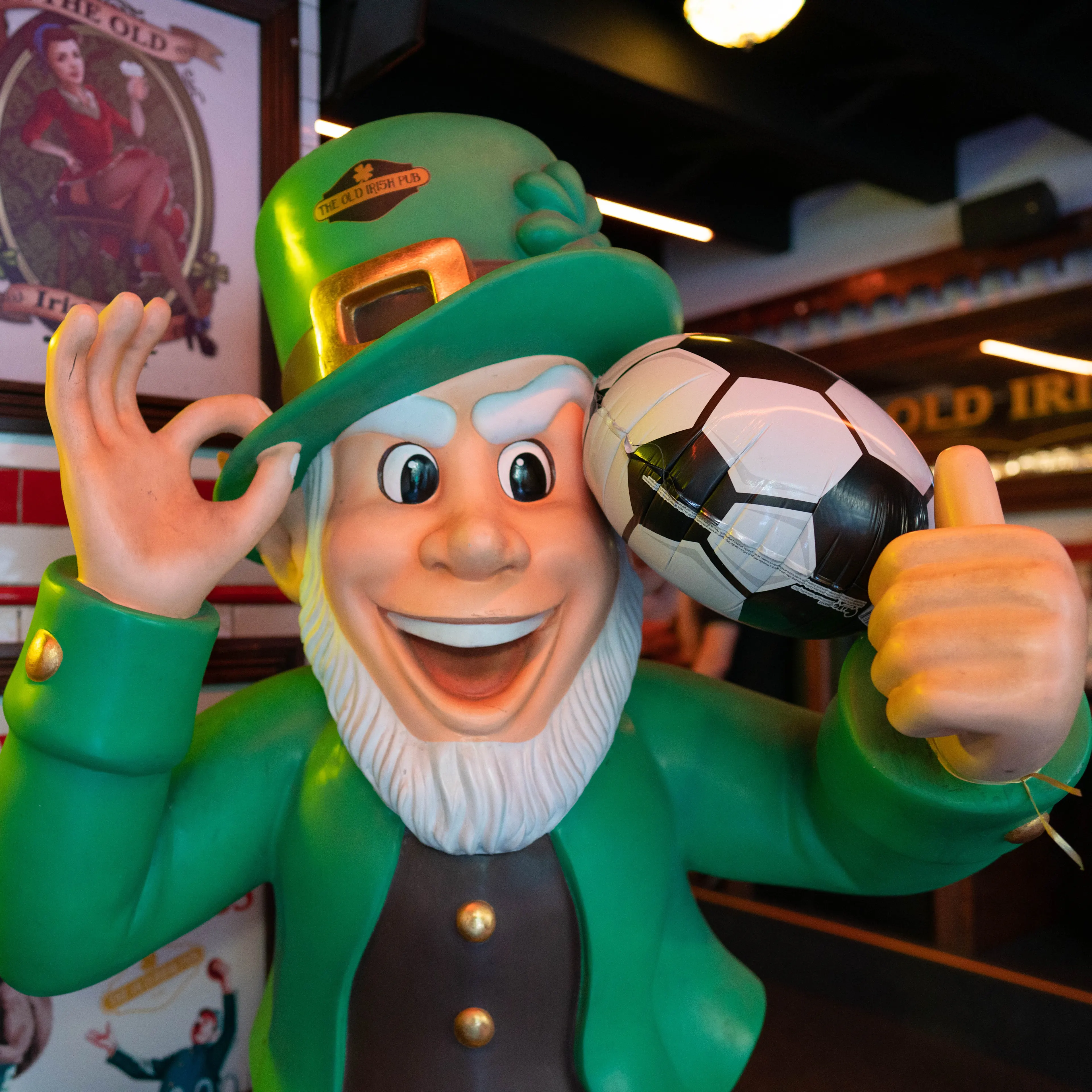 The Old Irish Pub combina ambiente festivo, espíritu futbolero y decoración irlandesa,  para ver partidos y disfrutar de buena compañía y cerveza.