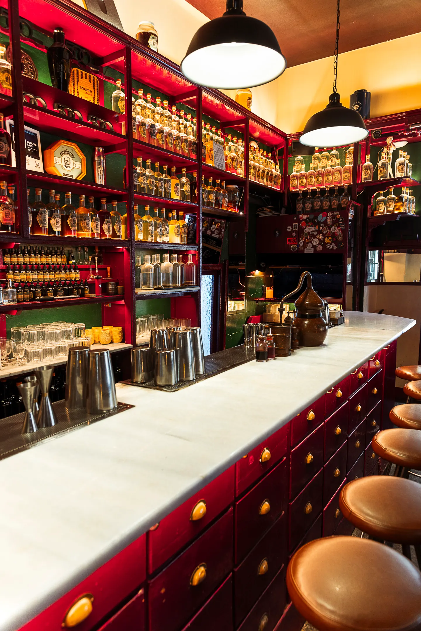 Una taza artesanal con una bebida especiada, decorada con chocolate y rodeada de canela y cardamomo en Dr. Stravinsky.