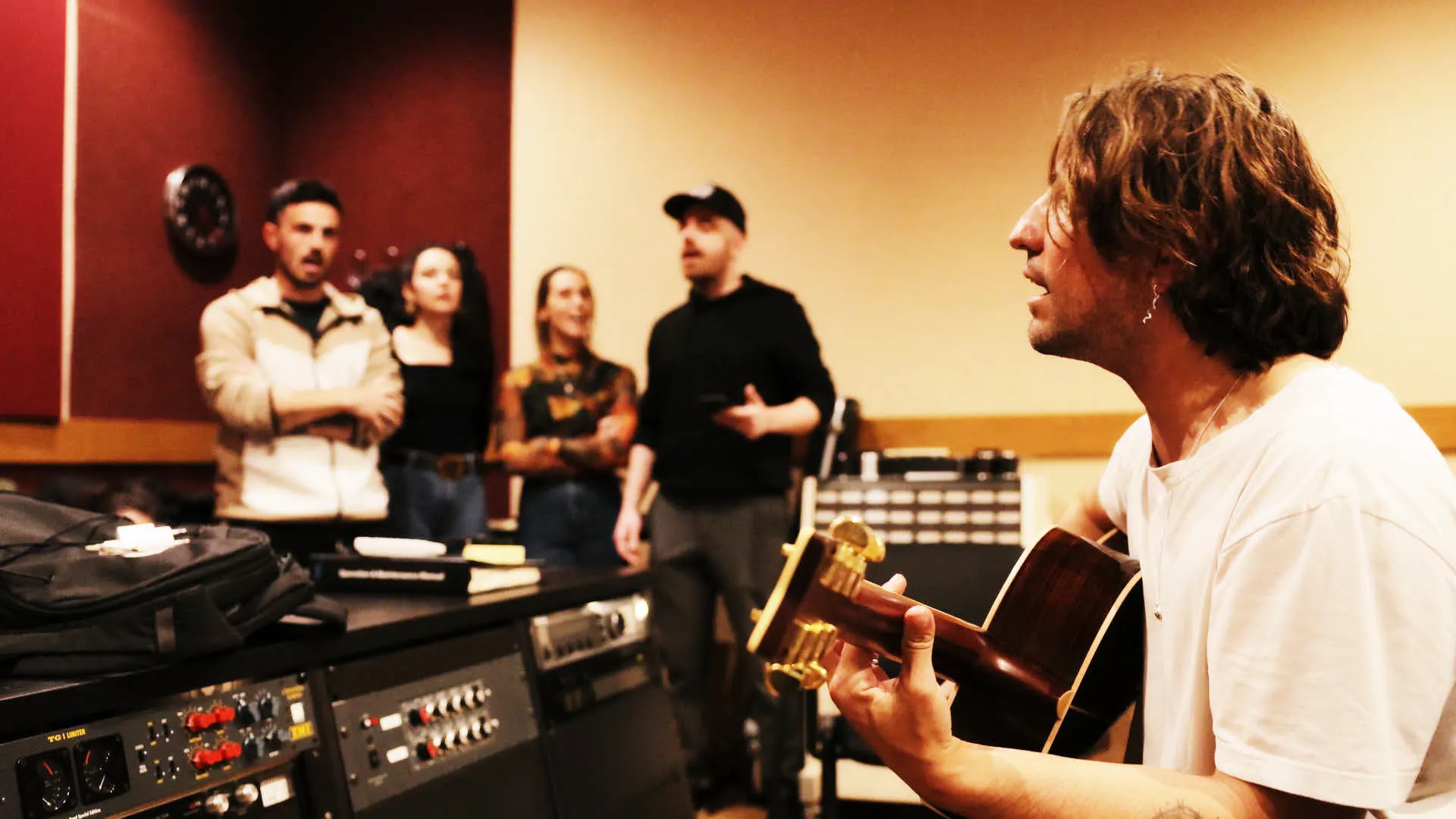 Juan belda en el estudio de grabación