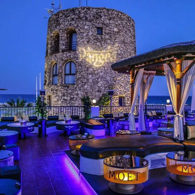 Pangea Marbella combina vistas panorámicas con exclusividad en un entorno glamuroso. Ideal para noches inolvidables bajo las estrellas.