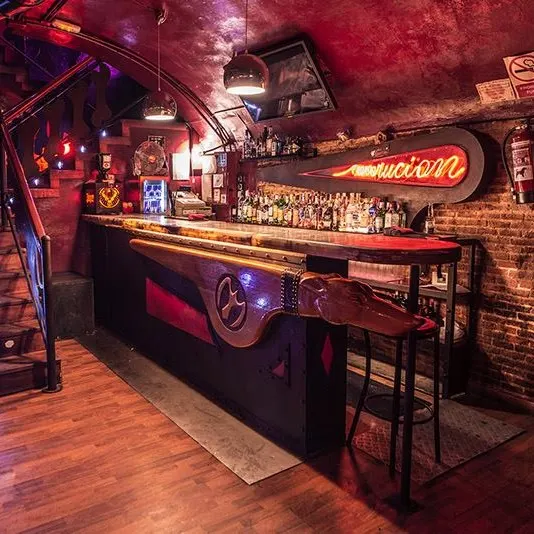 El Perro de la Parte de Atrás del Coche es un bar subterráneo con estética alternativa, luces tenues y música en vivo para noches llenas de ritmo.