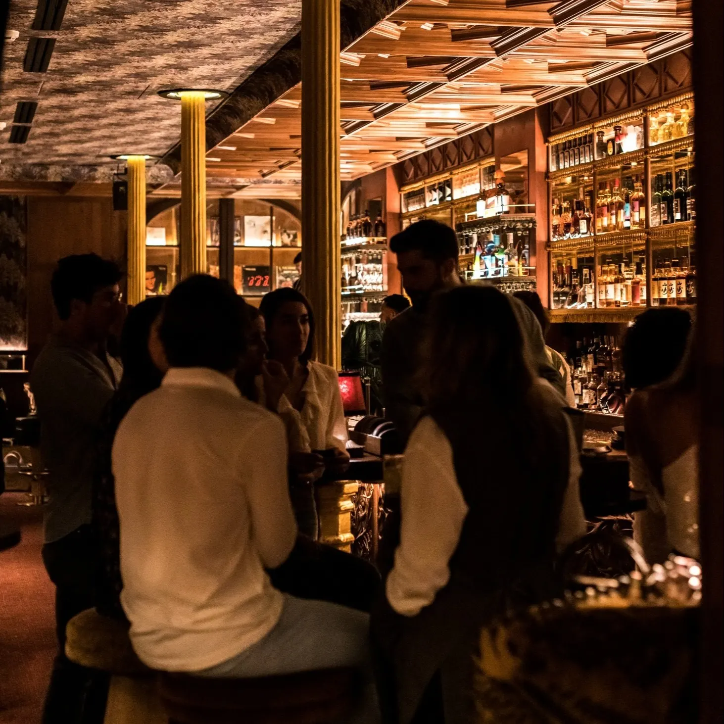 La Destilería de Amazónico es un bar elegante y acogedor ideal para disfrutar de cócteles premium en un ambiente vibrante y lleno de encanto.