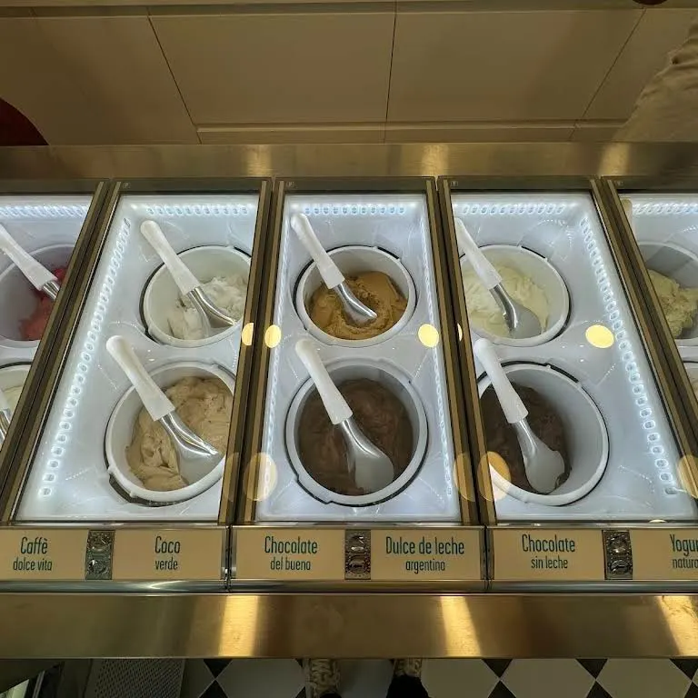 Detalle del expositor de Bibi e Bibò Majadahonda con sabores variados como dulce de leche, frambuesa o coco.