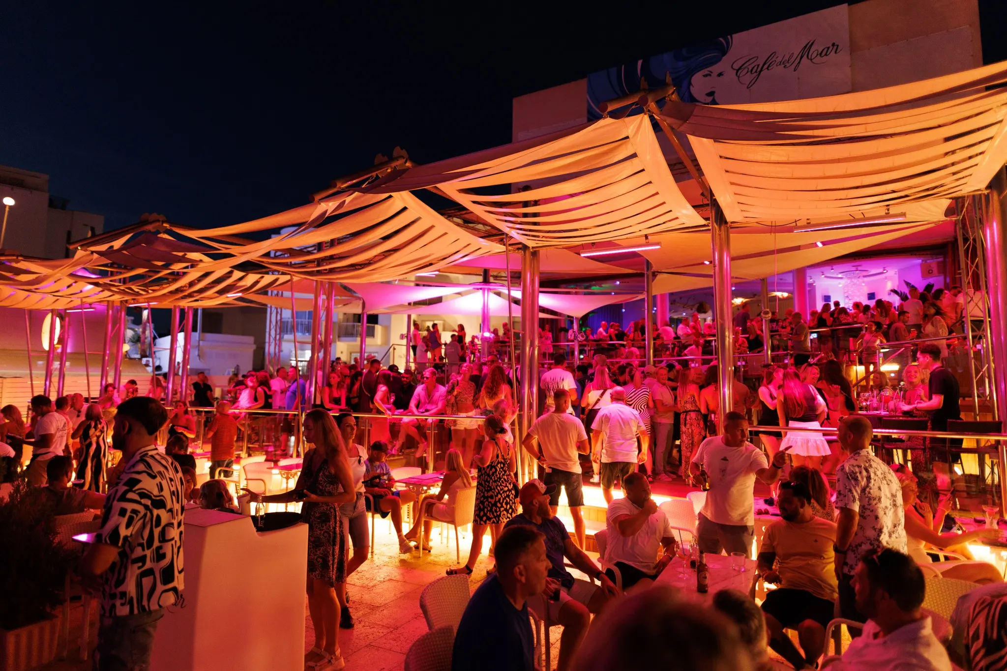 En Café del Mar, la terraza vibrante de colores y energía es el lugar perfecto para disfrutar de una noche animada junto al mar.