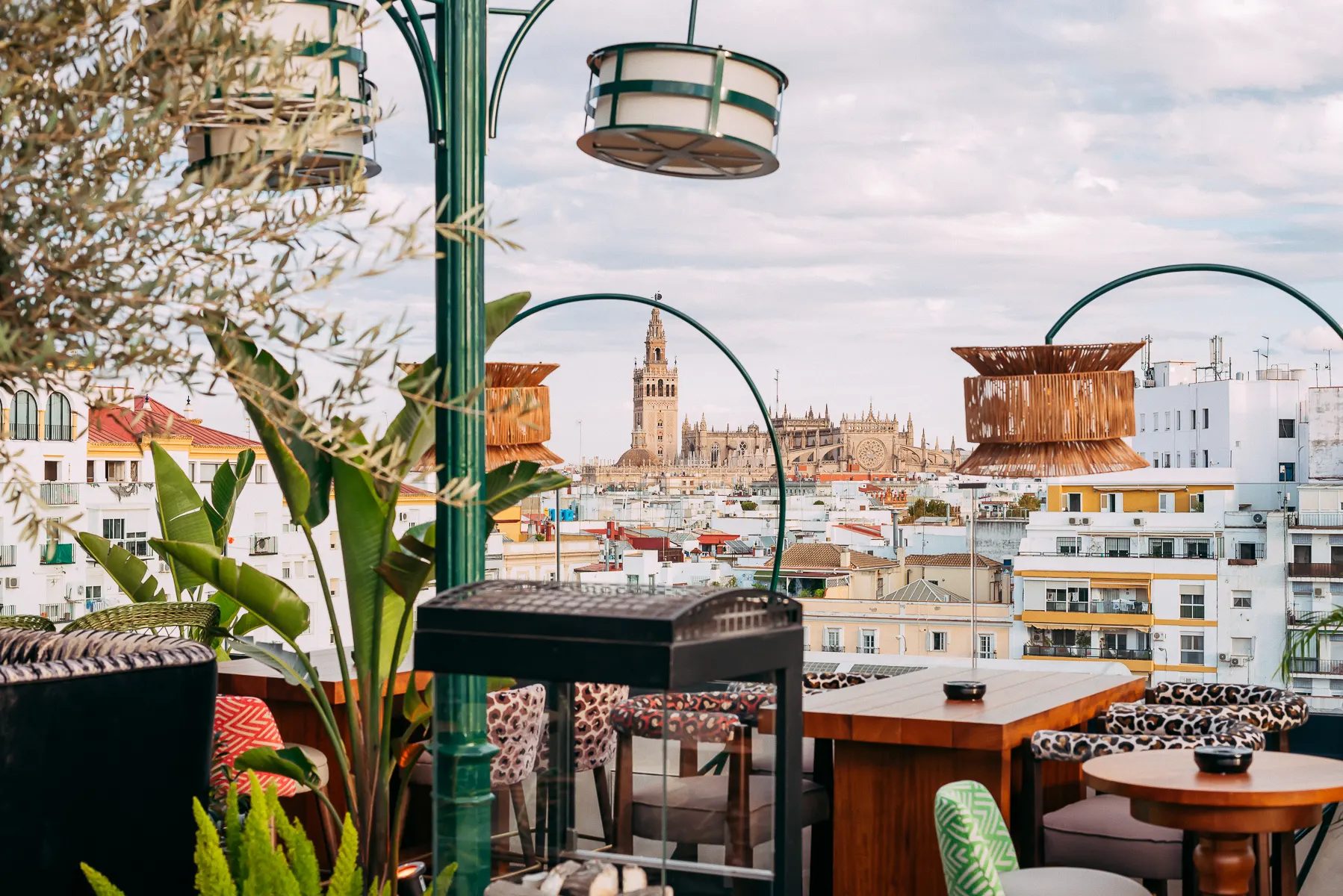 Un universo onírico y teatral en Ático, donde el diseño clásico se mezcla con luces cálidas y una atmósfera de cuento.