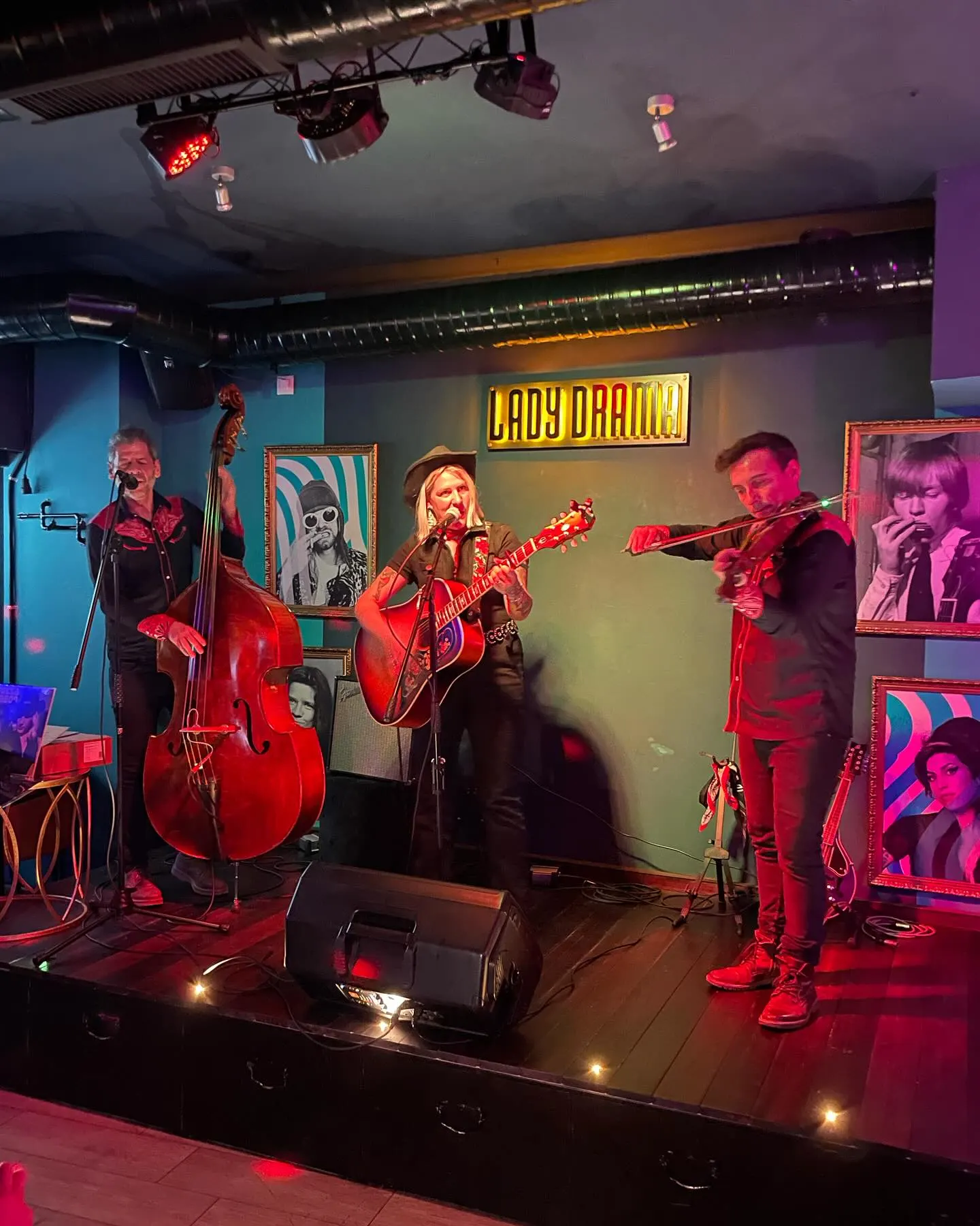 Lady Drama: Un ambiente íntimo donde la música en vivo toma protagonismo en un escenario acogedor. Decoración retro y luces cálidas enmarcan actuaciones cargadas de emoción, creando un espacio perfecto para disfrutar de talento musical auténtico.