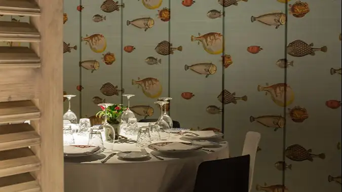 Barril de las Cortes, decoración marina y ambiente elegante para disfrutar de mariscos frescos y platos tradicionales.
