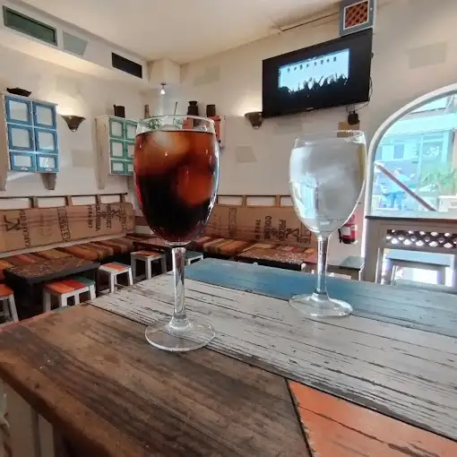 El Cafetal te invita a disfrutar de bebidas refrescantes en un ambiente acogedor y con decoración rústica que evoca lo mejor de la tradición cafetera.