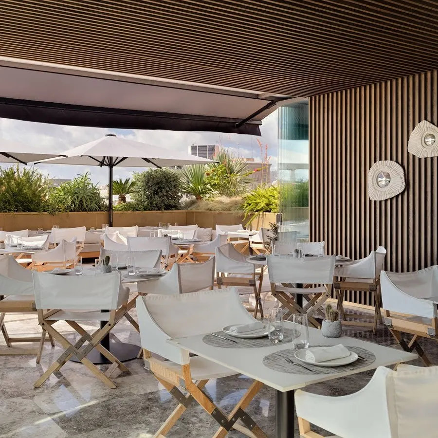 Mood Rooftop Bar, un ambiente elegante al aire libre, ideal para disfrutar de un cóctel rodeado de una decoración minimalista y vistas relajantes.